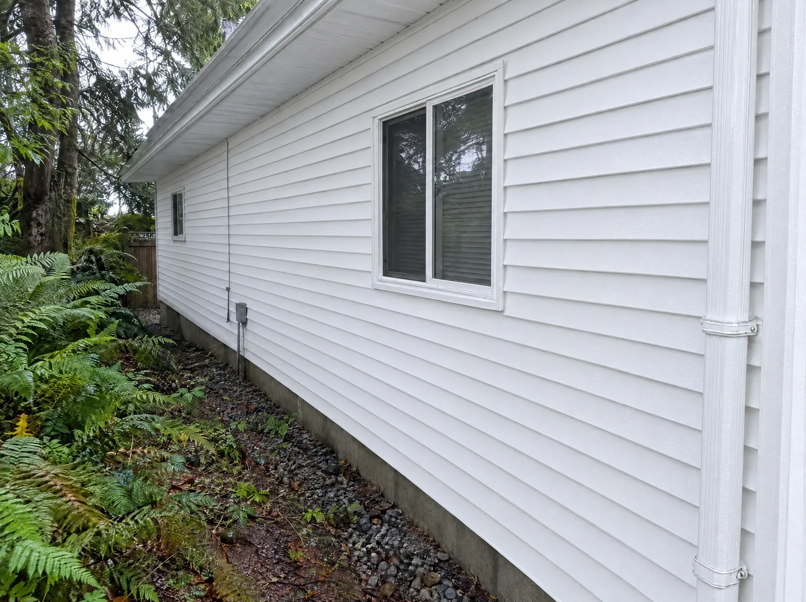 Clean white vinyl siding after a soft wash